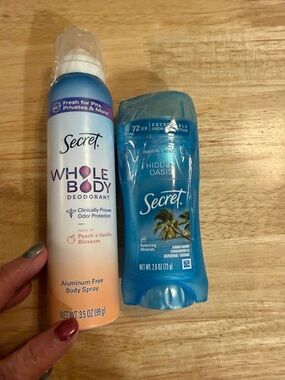 Secret Whole Body Peach & Vanilla Blossom Aluminum-Free Body Spray (Cream/Peach)